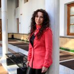 Rocío Ruiz posa en un patio del Parlamento de Andalucía / Foto: Manuel Olmedo