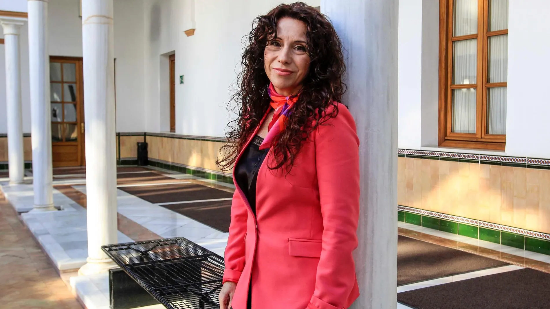 Rocío Ruiz posa en un patio del Parlamento de Andalucía / Foto: Manuel Olmedo