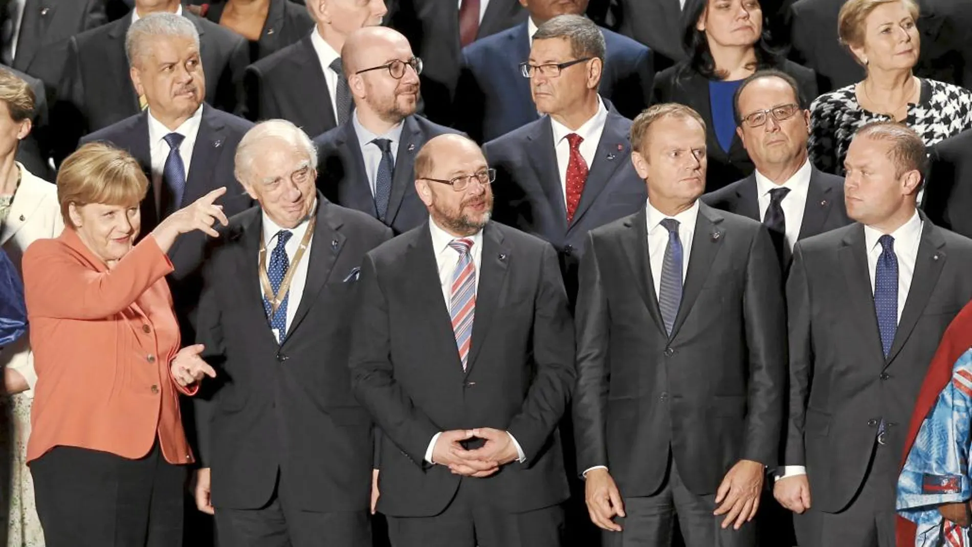 La canciller alemana, Angela Merkel, junto a otros líderes europeos al comienzo de la cumbre de La Valeta