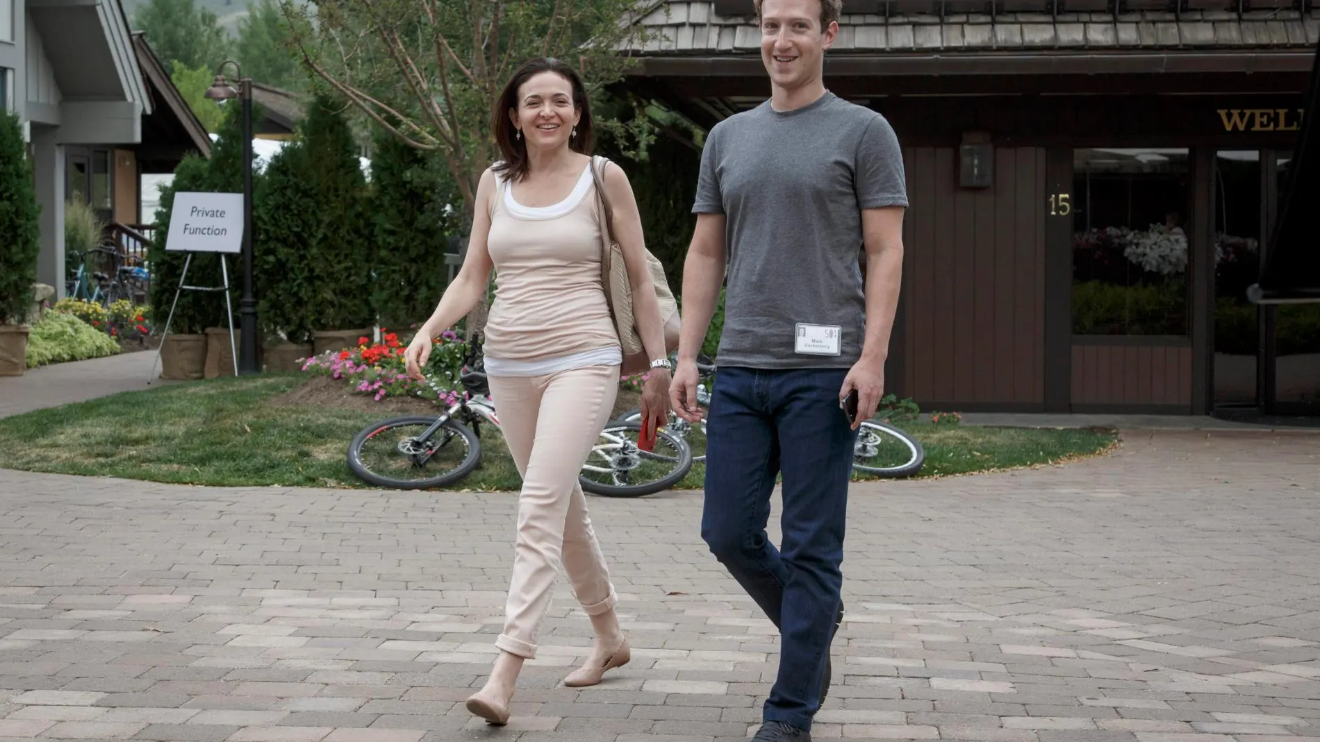 Sheryl Sandberg, junto a Mark Zuckerberg / Efe
