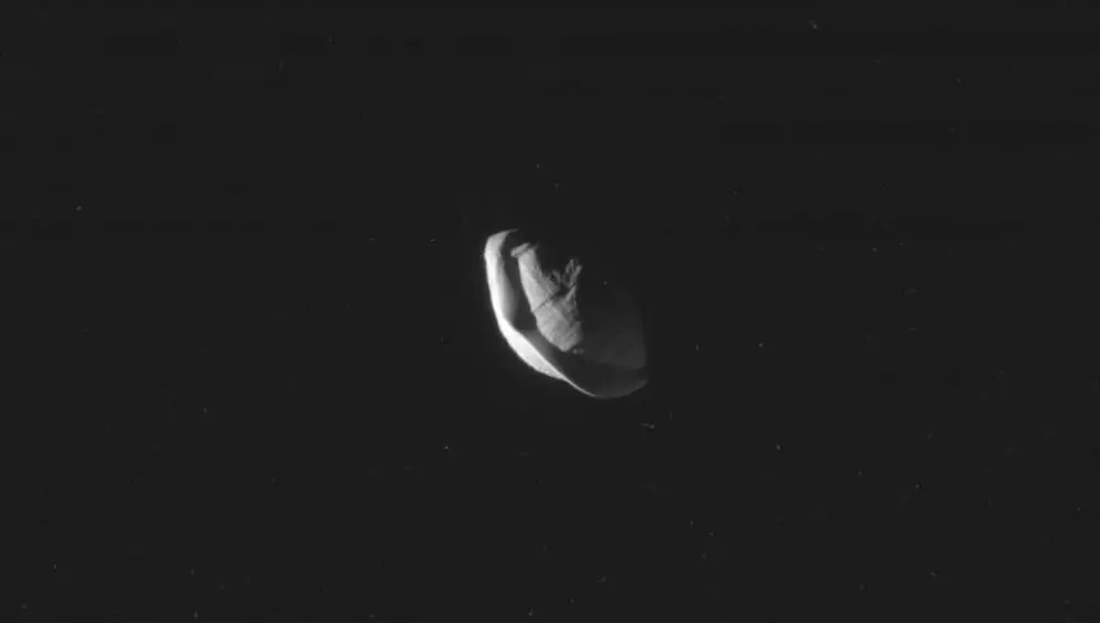 La luna Pan, en Saturno, fotografiada por la sonda Cassini