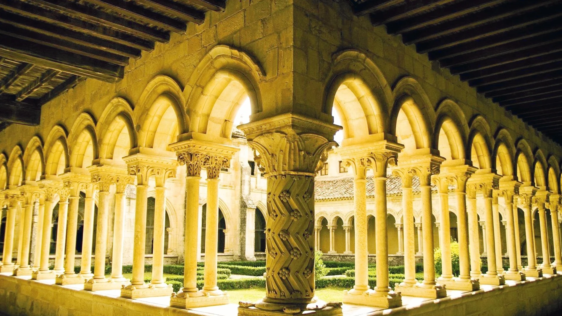 Interior del monasterio de San Andrés de Arroyo. Abajo, interior de la Cueva de los Franceses, que cuenta con 500 metros visitables