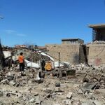 Un hombre observa los destrozos ocasionados por un ataque aéreo realizado por el Ejército iraquí el martes pasado en Faluya (Irak)