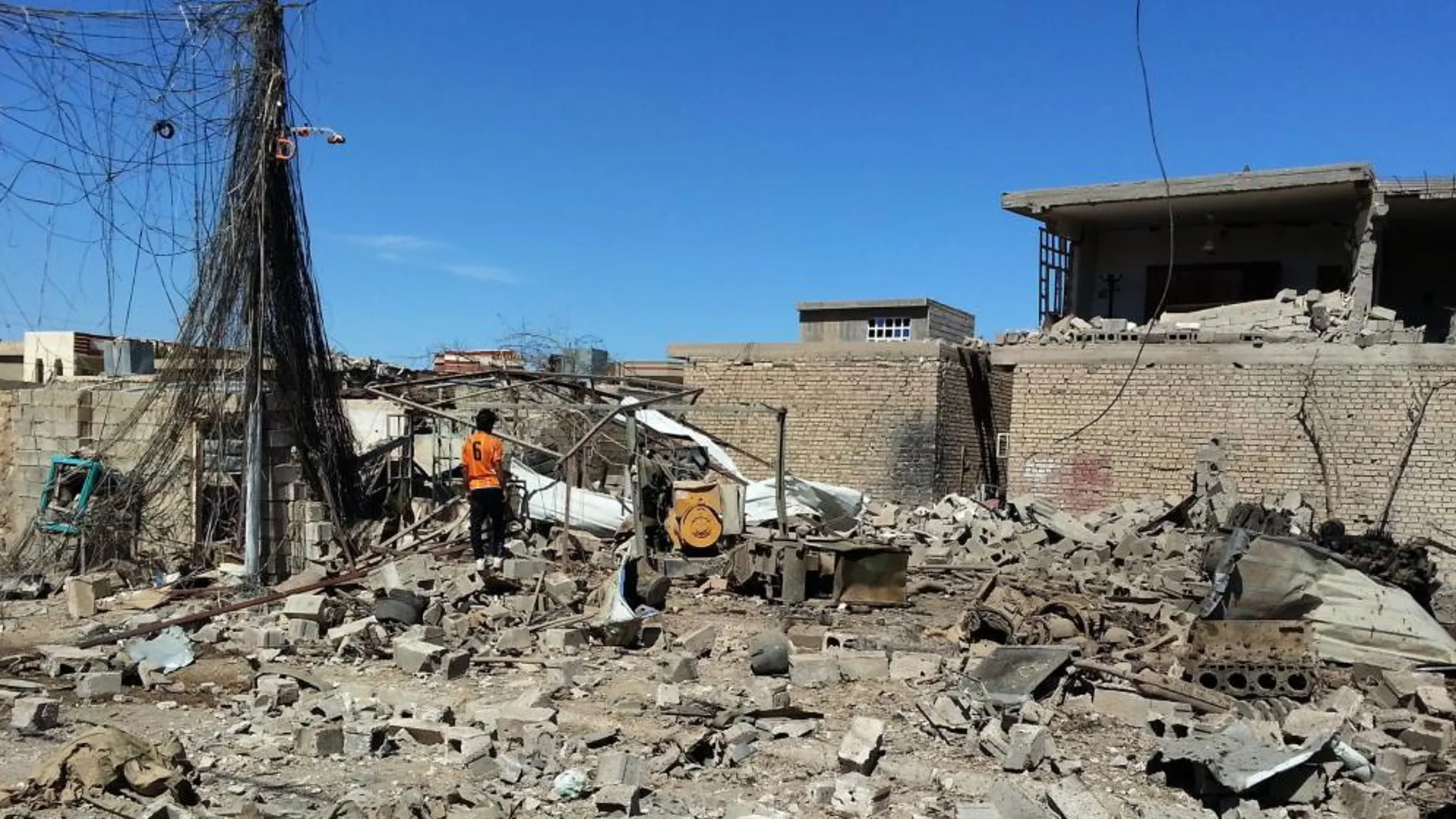 Un hombre observa los destrozos ocasionados por un ataque aéreo realizado por el Ejército iraquí el martes pasado en Faluya (Irak)