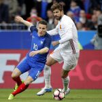 Kevin Gameiro y Gerard Pique, durante el amistoso de ayer