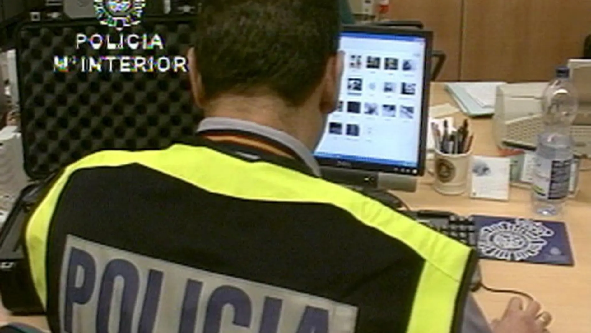 Imagen de un vídeo de la Policía en la que un agente trabaja en la búsqueda de imágenes de pornografía infantil distribuidas por Internet.