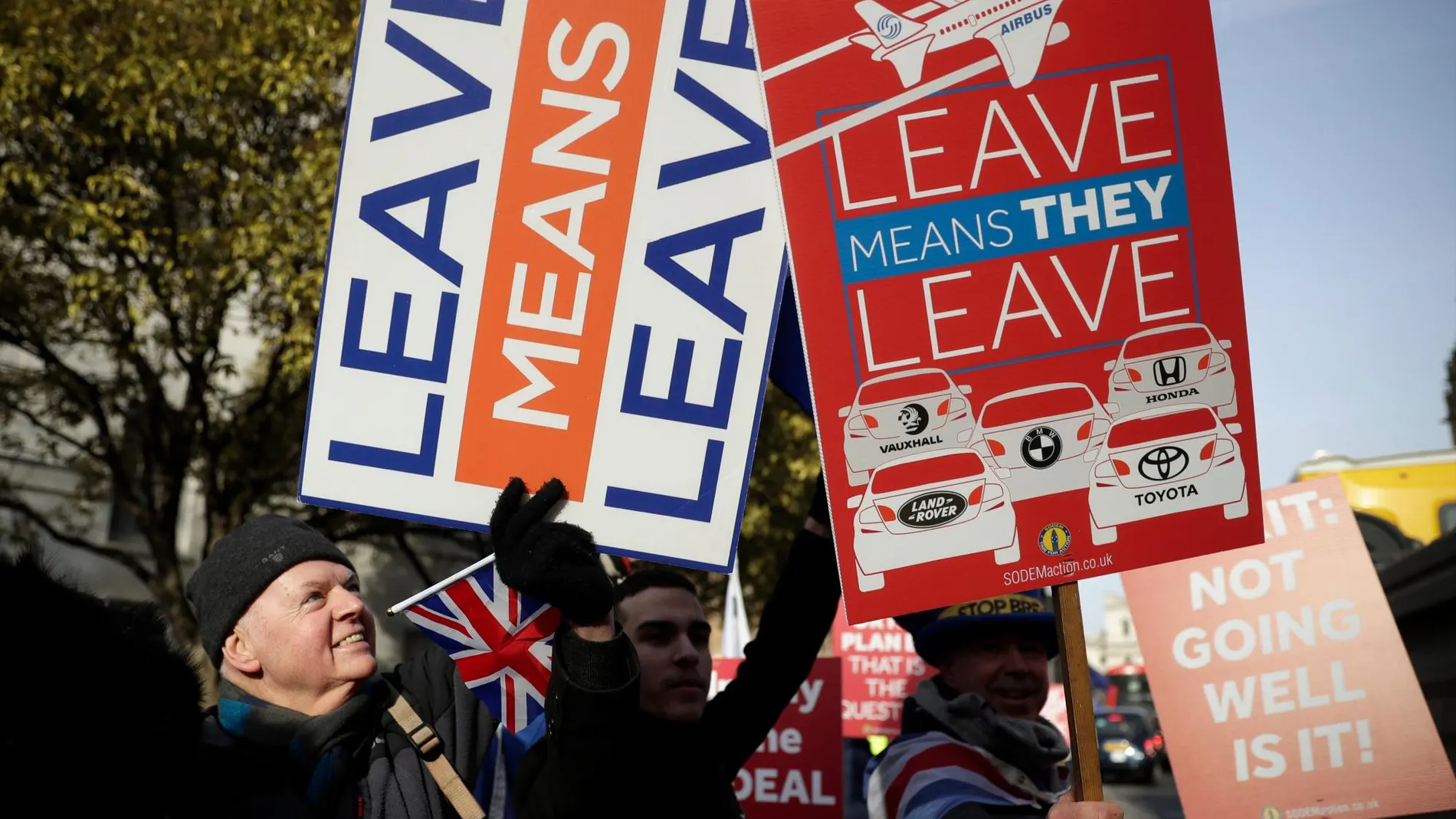 Manifestantes a favor y en contra del Brexit elevan sus pancartas, en Londres, antes de la votación