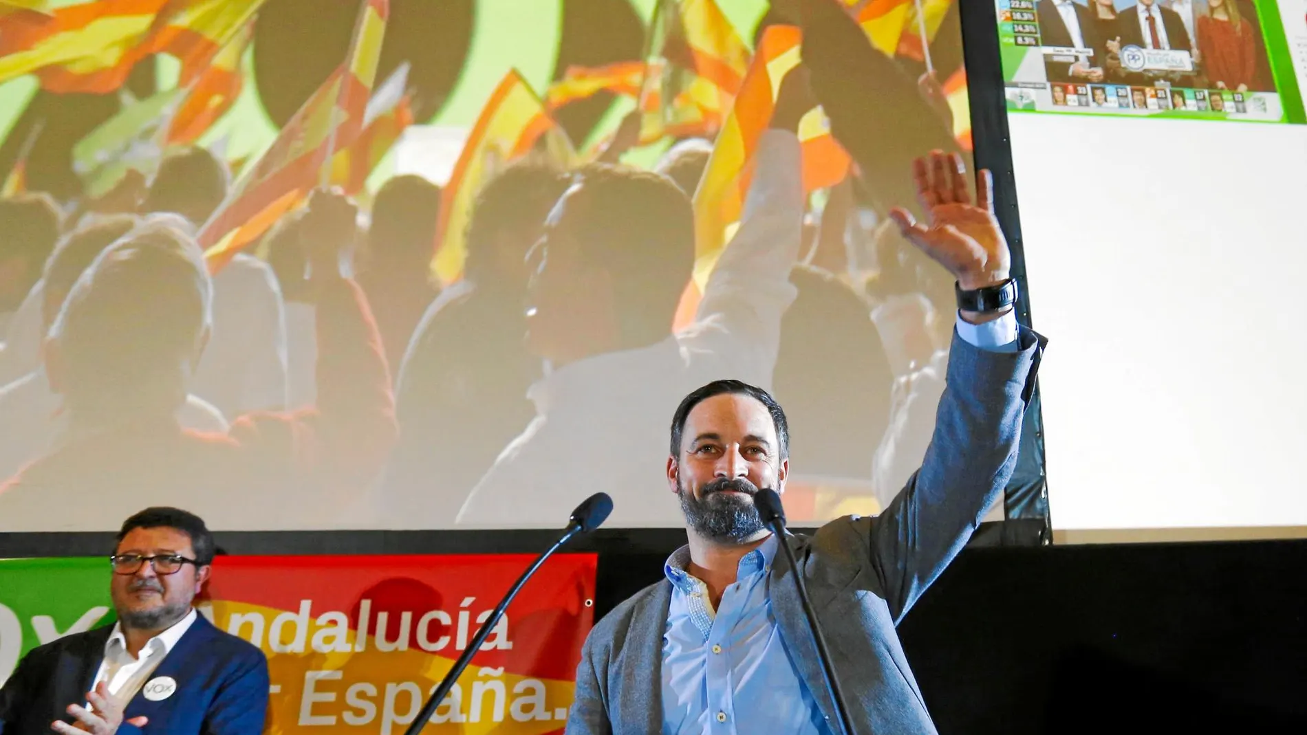 Santiago Abascal, junto al candidato andaluz Francisco Serrano, celebra sus buenos resultados, ayer en Sevilla