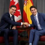 El presidente del Gobierno español Pedro Sánchez estrecha la mano del primer ministro canadiense, Justin Trudeau / Efe