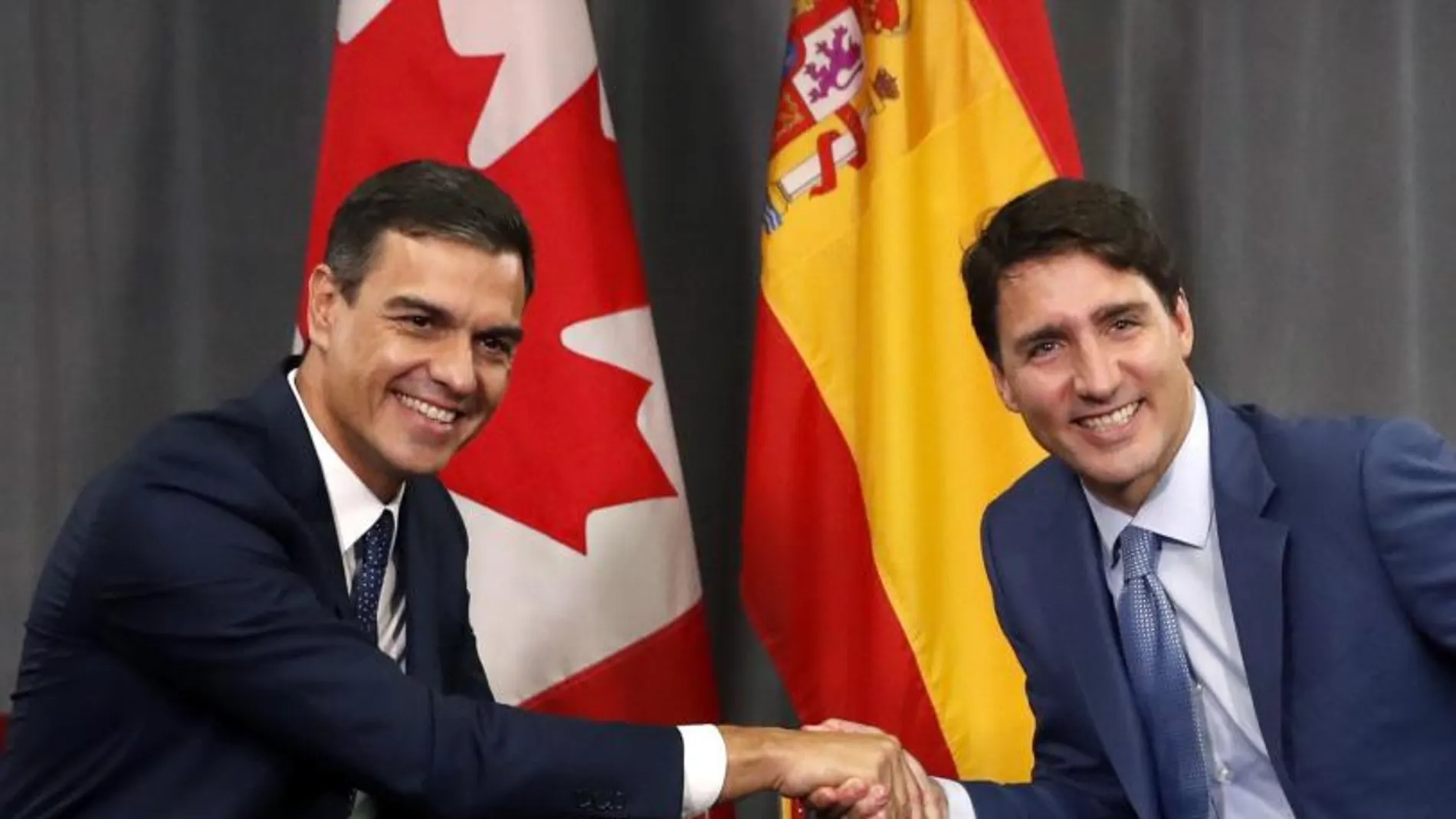 El presidente del Gobierno español Pedro Sánchez estrecha la mano del primer ministro canadiense, Justin Trudeau / Efe