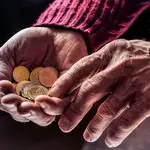 La OCDE quiere que solo los jubilados cobren pensión de viudedad