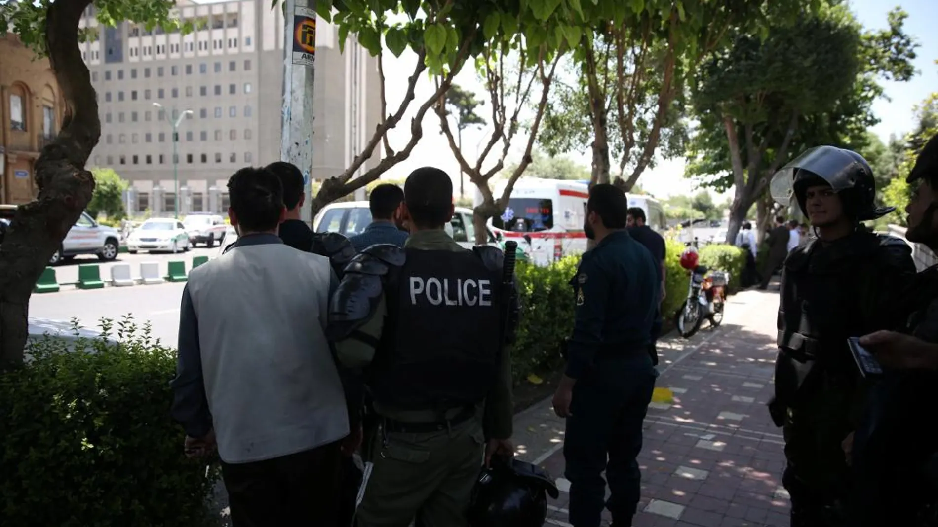 Policía iraní cerca del Parlamento esta mañana