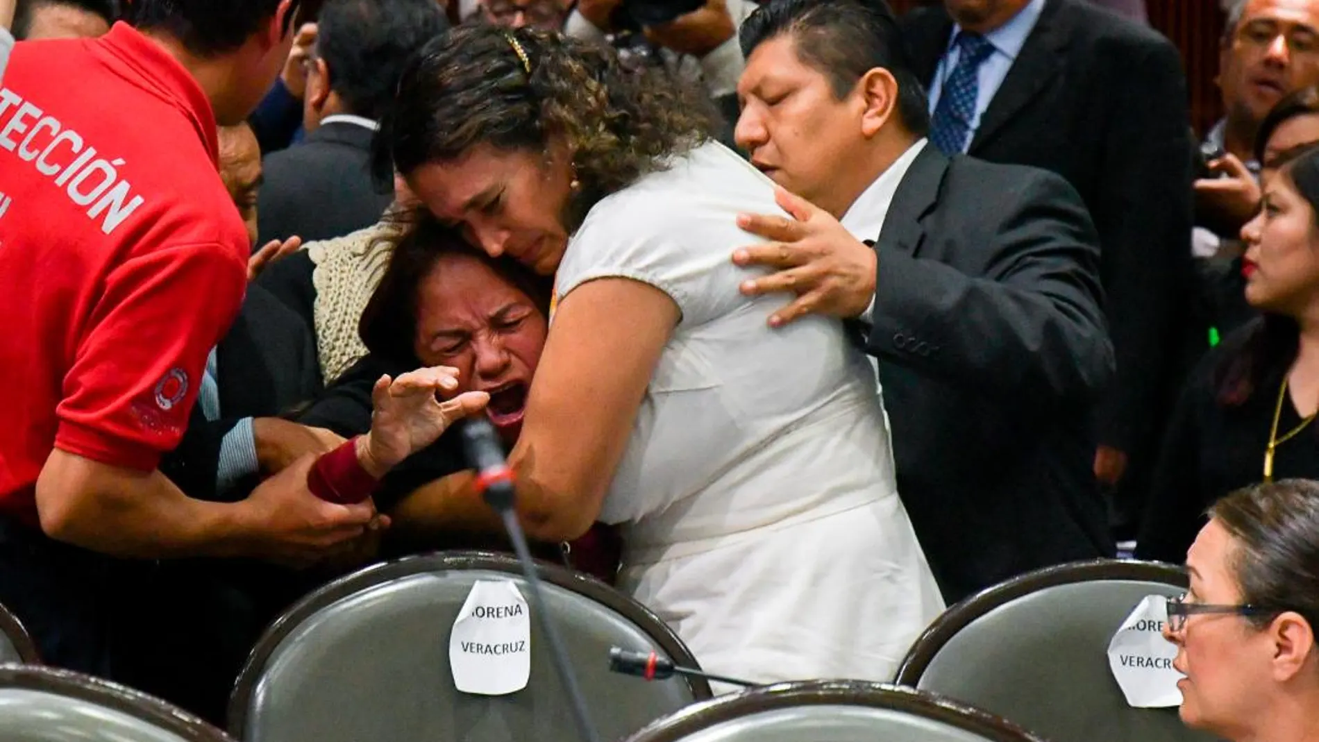 Carmen Medel al recibir la noticia del asesinato de su hija/Efe