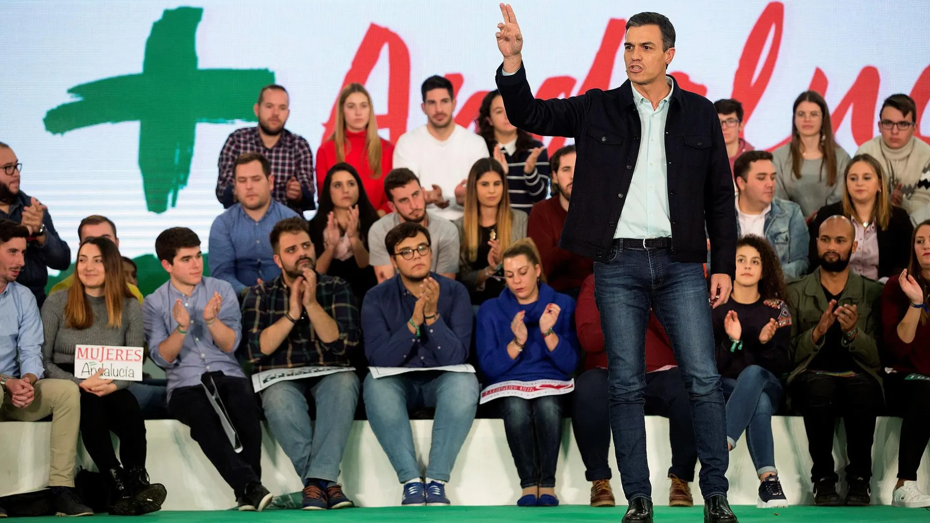 El presidente del Gobierno y secretario general del PSOE, Pedro Sánchez, durante su intervención en un acto público en apoyo a la candidata a la reelección de la Presidencia de la Junta, Susana Díaz, hoy en Marbella. Efe