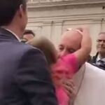 Momento en el que Estella agarra el solideo del Papa