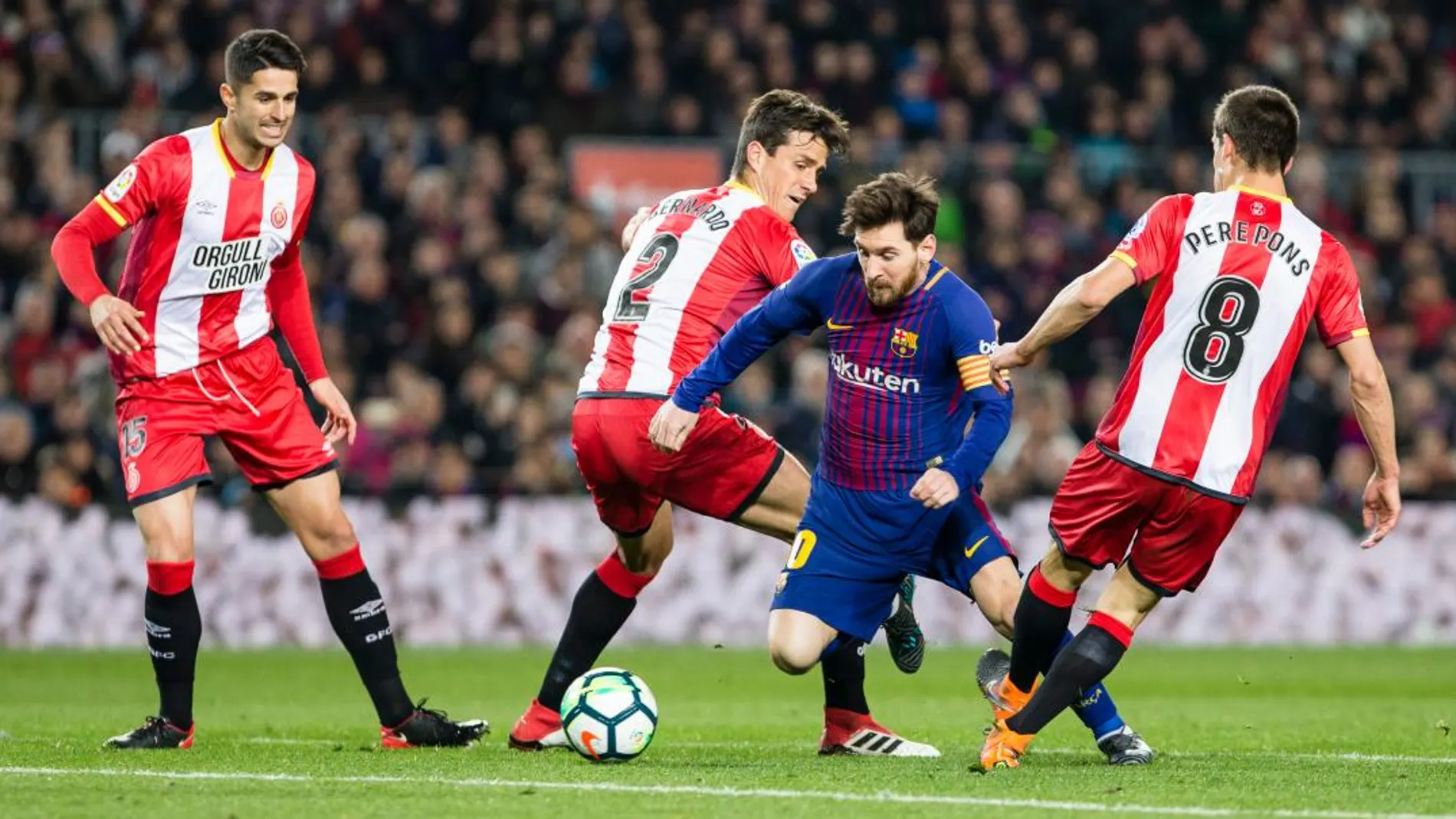 Messi intenta driblar a varios rivales en el último Barça - Girona que se disputó en el Camp Nou / Efe