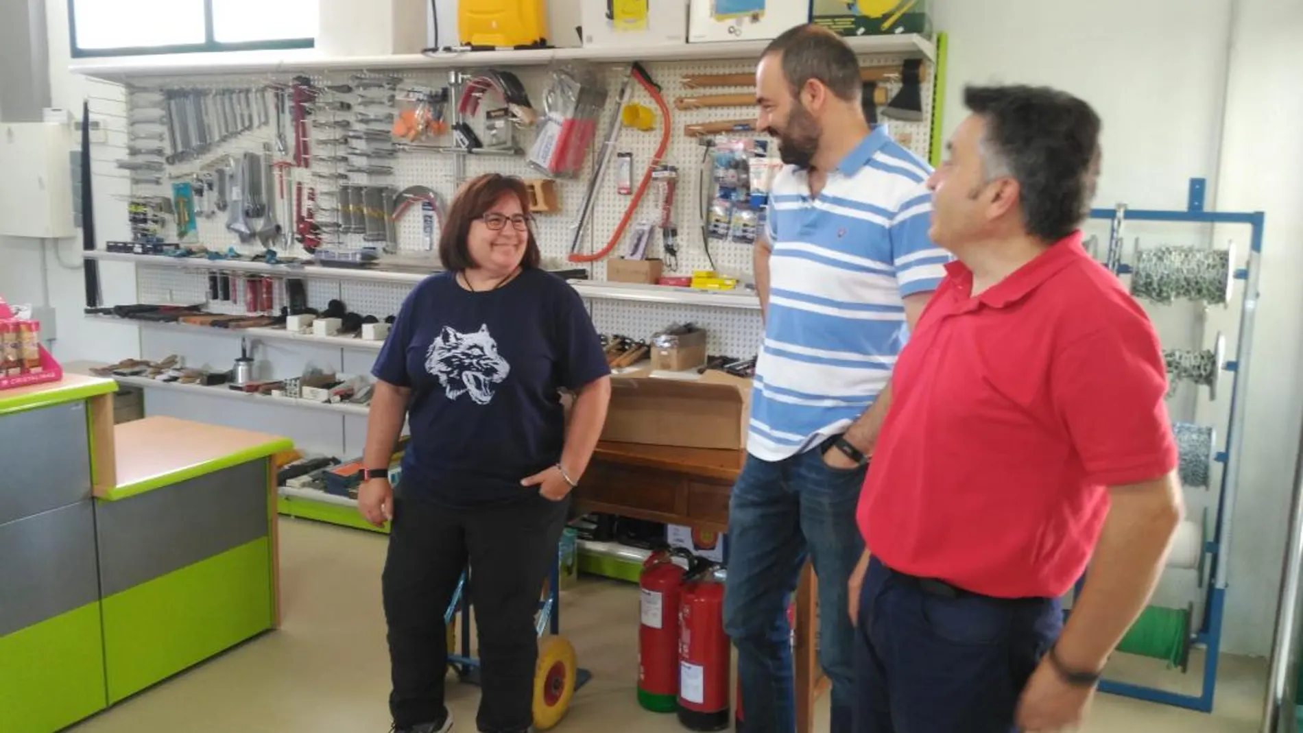 Elías Aguado y Manuel Pascual, en la agrotienda con productos del campo que la cooperativa inauguró en julio