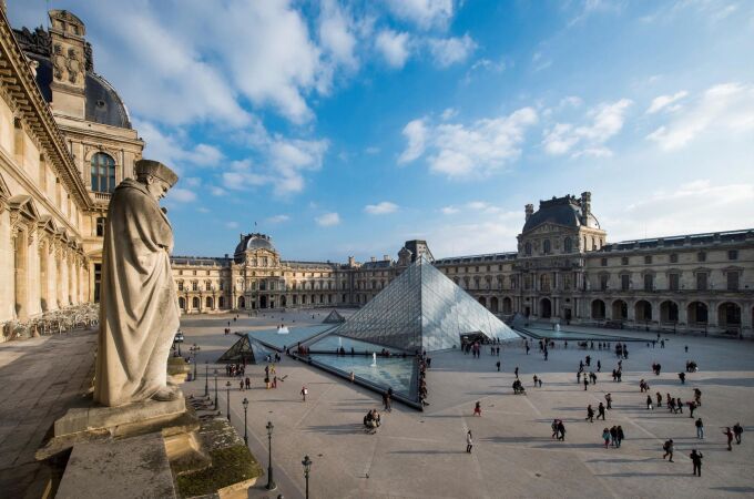 Vista general de la Pirámide de Louvre, de cuya construcción se cumplen 30 años