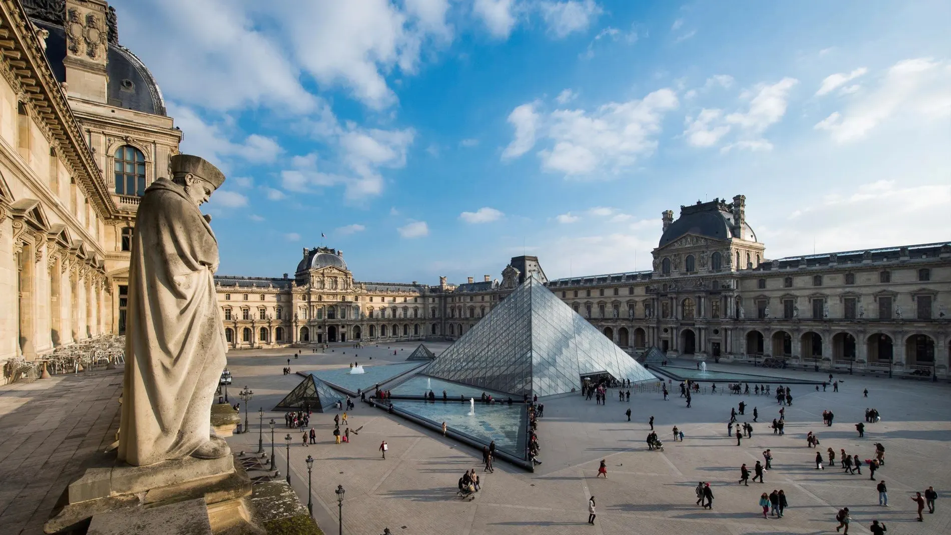 Vista general de la Pirámide de Louvre, de cuya construcción se cumplen 30 años