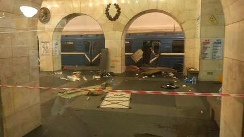 El tren tras la explosión, parado en la estación