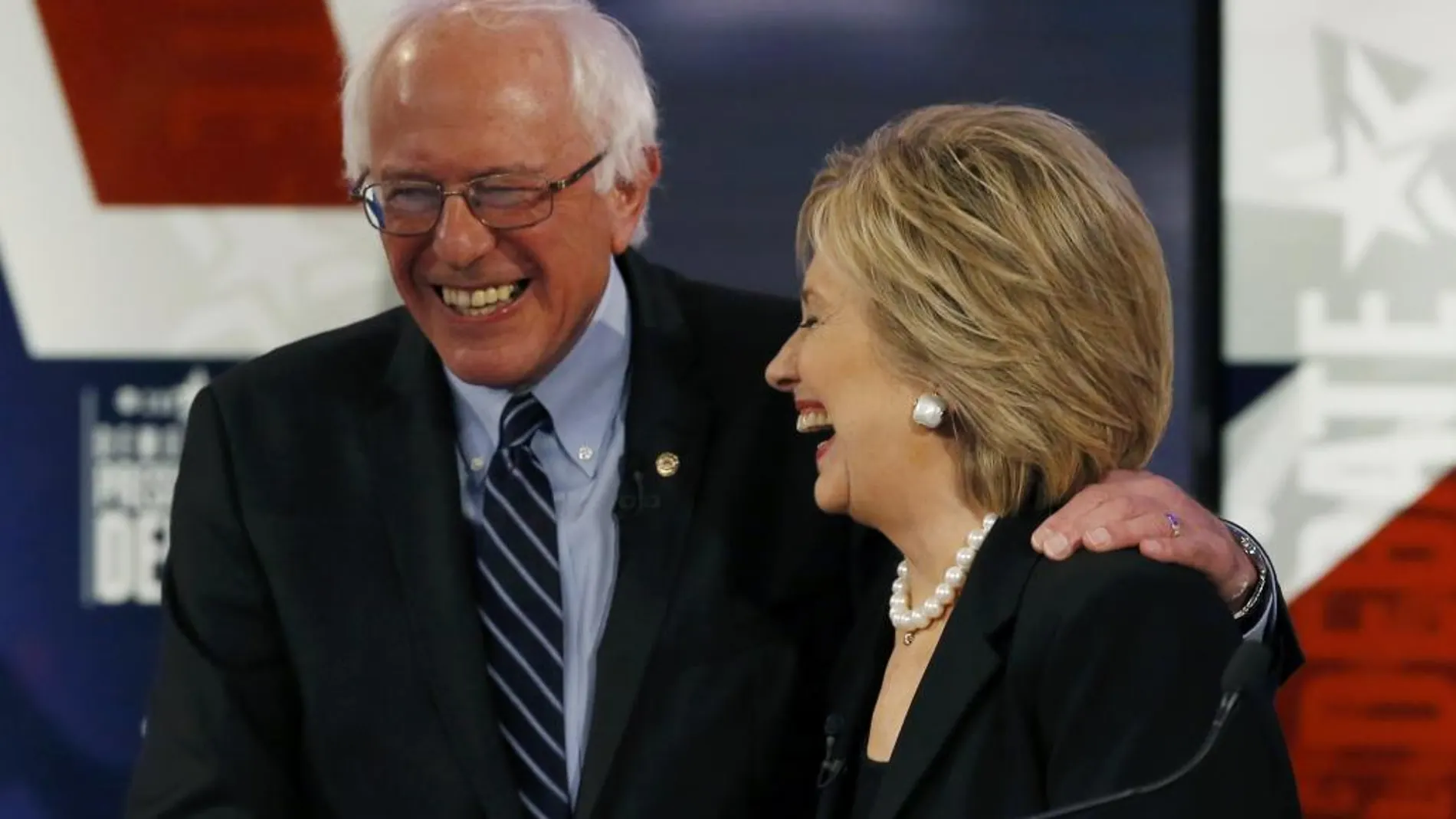 El senador Bernie Sanders y Hillary Clinton, en el debate del sábado