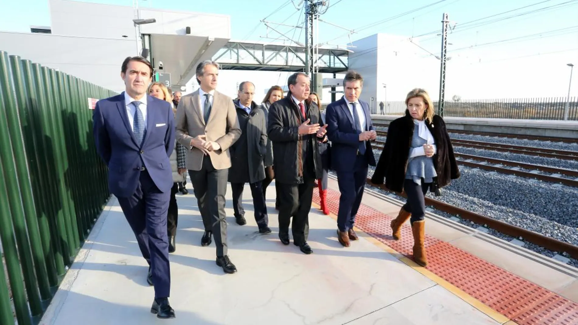 De la Serna visita la nueva terminal de Medina del Campo junto a María José Salgueiro y Suárez-Quiñones, entre otros