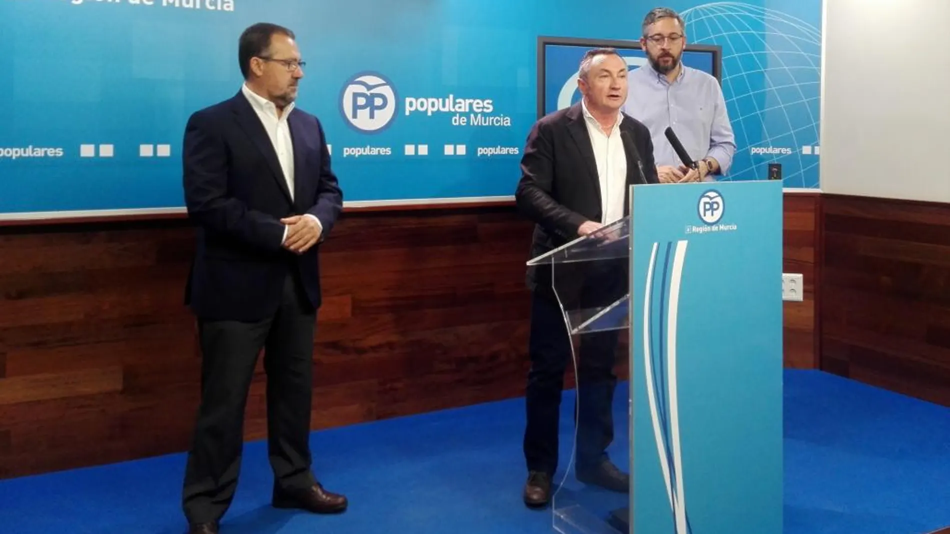 El portavoz del PP en Moratalla, Pascual Soria, junto al edil Pablo Fernández y el portavoz del PP regional, Víctor Martínez