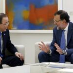 El presidente del Gobierno, Mariano Rajoy, ha recibido este miércoles en el Palacio de la Moncloa al secretario general de Naciones Unidas, Ban Ki Moon