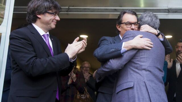 Francesc Homs recibe el abrazo de Mas, en presencia de Puigdemont tras declara ante el TSJC por la consulta del 9N el pasado marzo