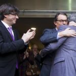 Francesc Homs recibe el abrazo de Mas, en presencia de Puigdemont tras declara ante el TSJC por la consulta del 9N el pasado marzo