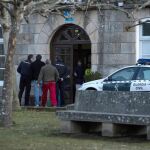 Efectivos de la Policía y familiares de los fallecidos ante el hostal en el que un hombre de 61 años ha matado a su padre en Baños de Molgas (Ourense) y posteriormente se ha quitado la vida.