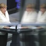 La canciller alemana, Angela Merkel ofrece un discurso ante el pleno del Bundestag (cámara baja del Parlamento) en Berlín, Alemania.