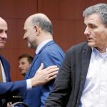 Luis de Guindos saluda al comisario de Finanzas, Pierre Moscovici, en presencia del griego Euclides Tsakalotos