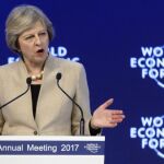 La primera ministra británica, Theresa May, durante su discurso en el Foro Económico Mundial que se celebra en la localidad alpina suiza de Davos