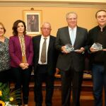 El premiado, Jaime Siles, junto a Francisco Vázquez y Gonzalo Santonja, entre otros