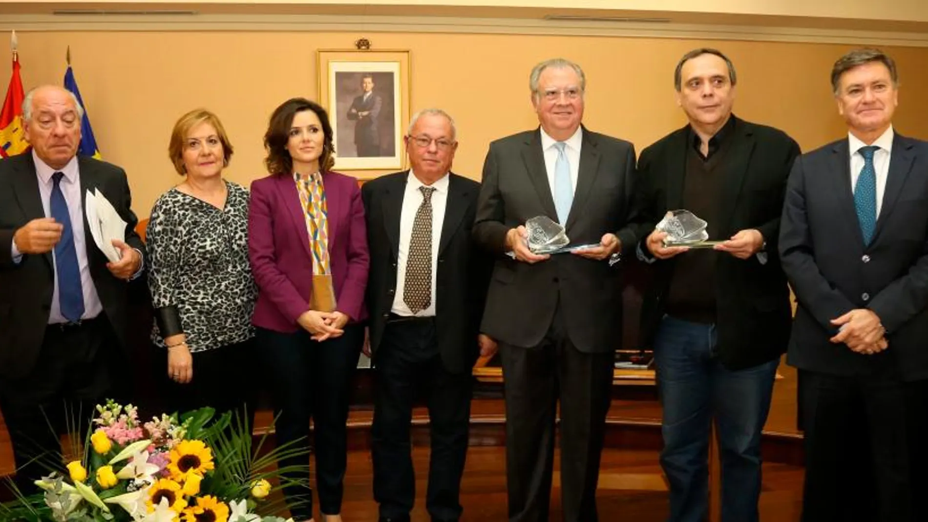 El premiado, Jaime Siles, junto a Francisco Vázquez y Gonzalo Santonja, entre otros