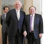 El magnate estadounidense y propietario de Las Vegas Sands, junto a su número dos, Michael Leven, en la última visita conjunta a la Puerta del Sol