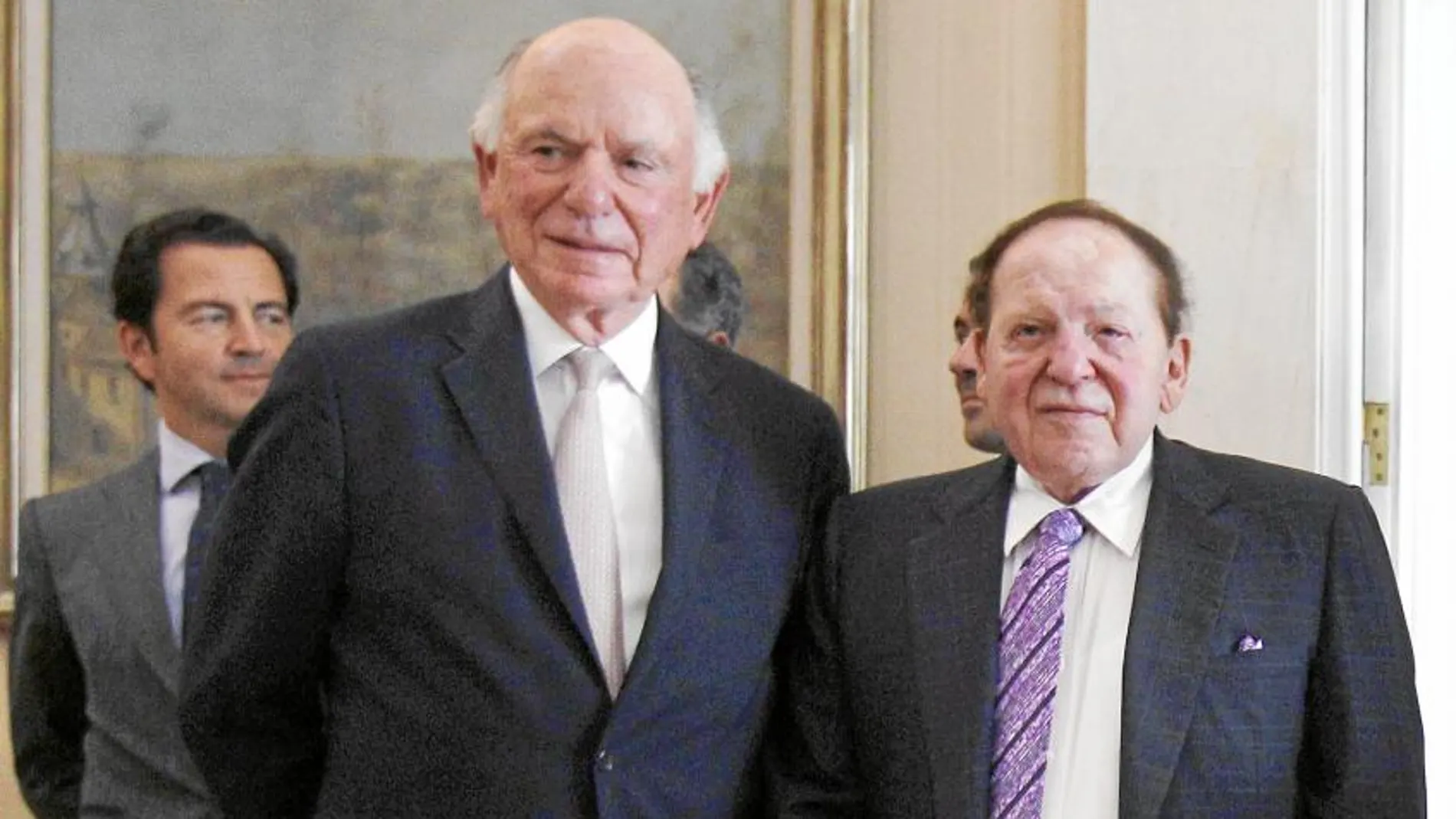 El magnate estadounidense y propietario de Las Vegas Sands, junto a su número dos, Michael Leven, en la última visita conjunta a la Puerta del Sol