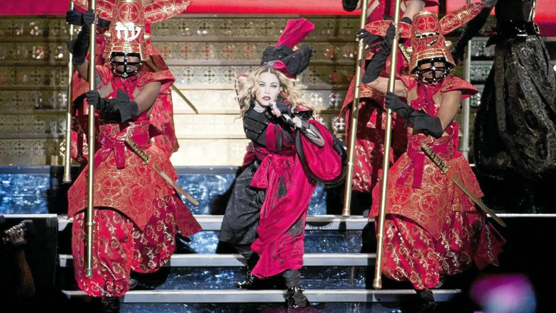 Madonna ofreció en Barcelona un concierto con toda su inconografía habitual, que hizo felices a sus fieles