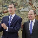 El rey Felipe VI, junto al presidente del Senado, Pío García-Escudero (d), a quien ha recibido hoy en el Palacio de la Zarzuela para que le informe de la constitución de la Cámara Alta en esta XI Legislatura.