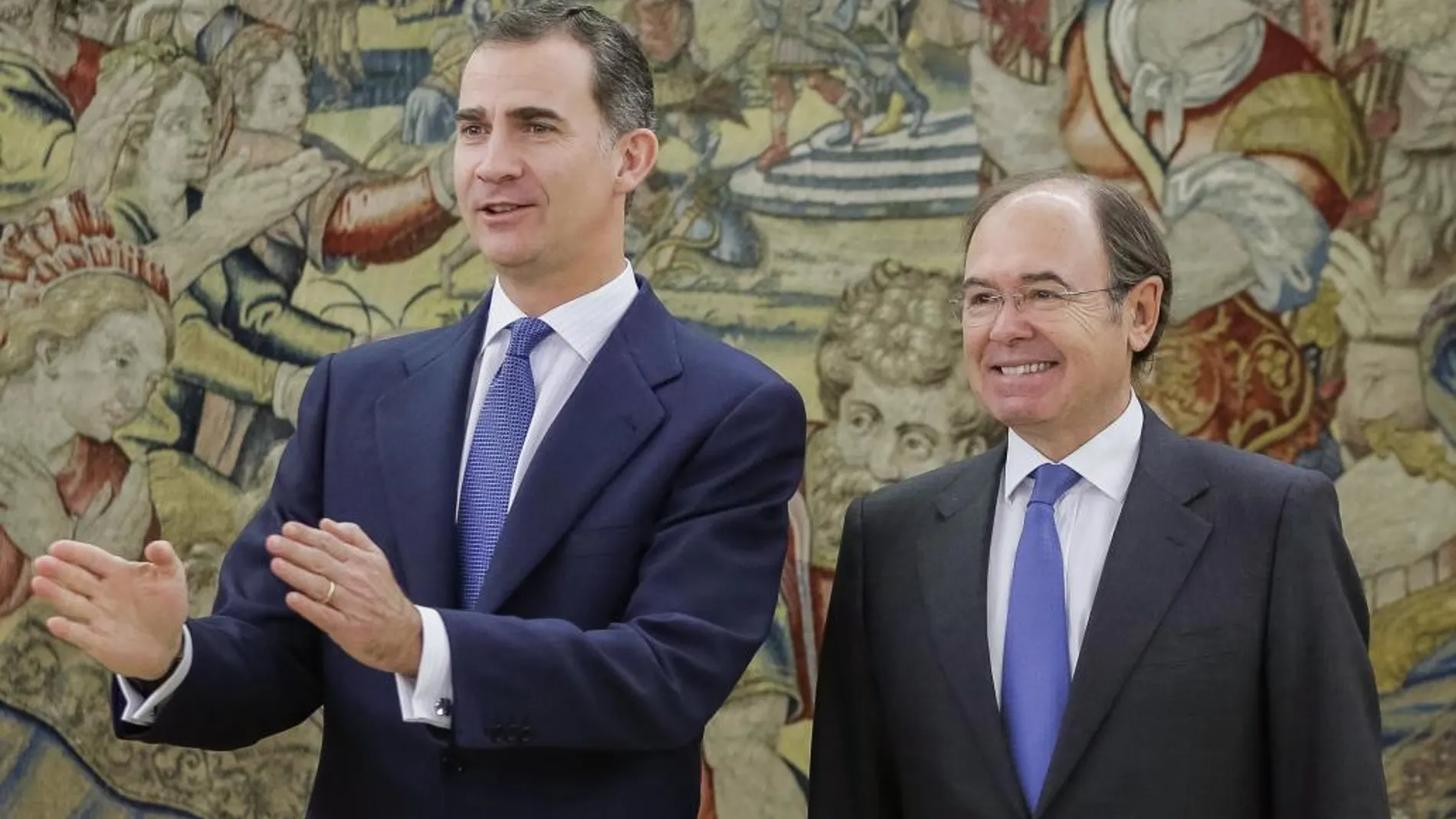 El rey Felipe VI, junto al presidente del Senado, Pío García-Escudero (d), a quien ha recibido hoy en el Palacio de la Zarzuela para que le informe de la constitución de la Cámara Alta en esta XI Legislatura.