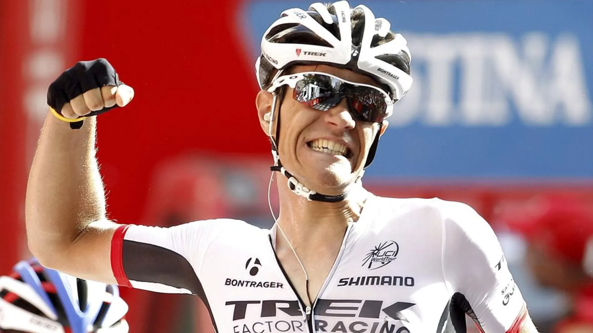 Jasper Stuyven celebra su victoria en la octava etapa de la Vuelta Ciclista a España.