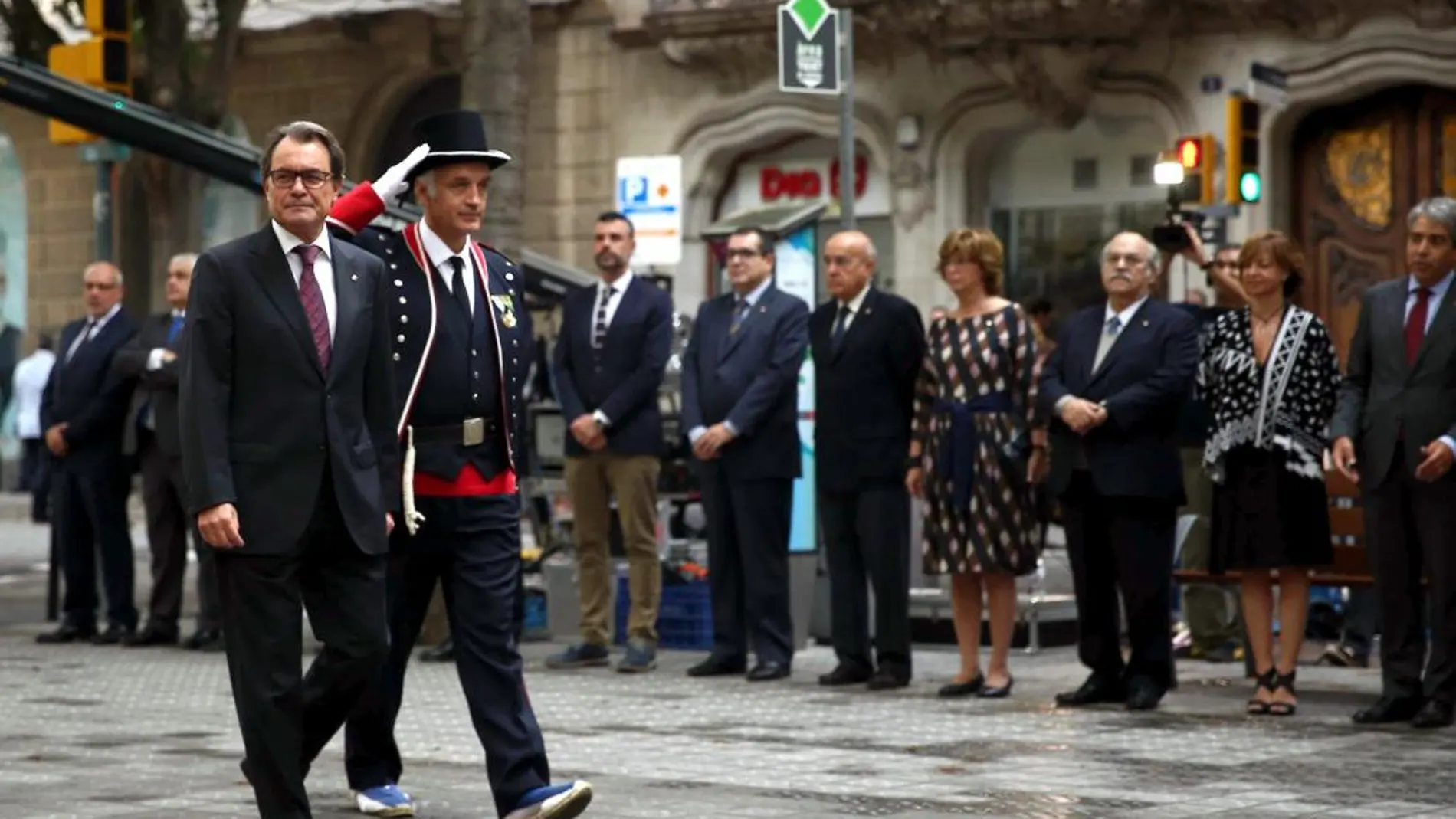El presidente de la Generalitat, Artur Mas, encabeza la ofrenda floral al monumento de Rafael Casanova