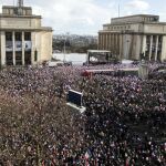 Miles de personas se han dado cita hoy en la plaza del Trocadero de París para apoyar a Francois Fillon.