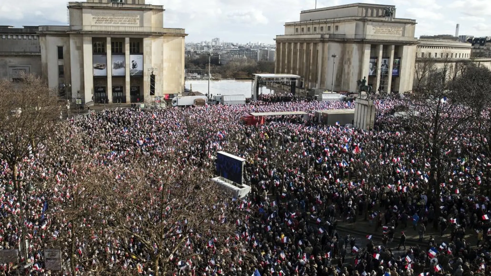 Miles de personas se han dado cita hoy en la plaza del Trocadero de París para apoyar a Francois Fillon.