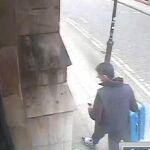 Salman Abedi con la maleta azul que la policía trata de localizar