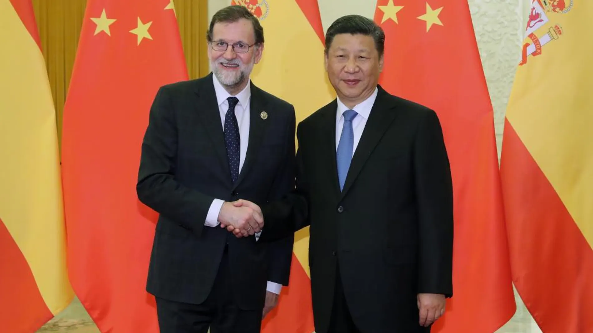 El presidente del Gobierno español, Mariano Rajoy (i), saluda al presidente de China, Xi Jinping (d), al inicio del encuentro bilateral que han mantenido hoy en el Gran Palacio del Pueblo