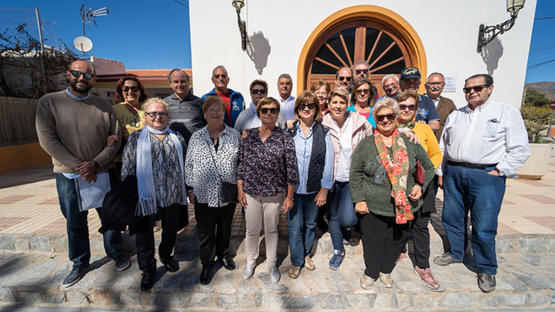 La candidata del PP a la Alcaldía de Cartagena, Noelia Arroyo, en su encuentro con los vecinos de las playas del oeste que le pidieron poner en valor el patrimonio ecológico y cultural. LA RAZÓN