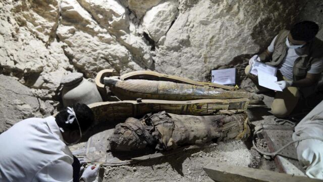 Arqueólogos egipcios documentan el contenido de una tumba de la necrópolis de Dra Abu al Naga en Luxor, en el sur de Egipto, hoy