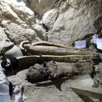 Arqueólogos egipcios documentan el contenido de una tumba de la necrópolis de Dra Abu al Naga en Luxor, en el sur de Egipto, hoy